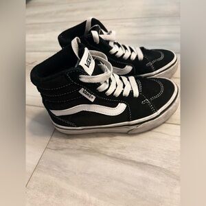 Vans Toddler Size 11, black and white sneaker.